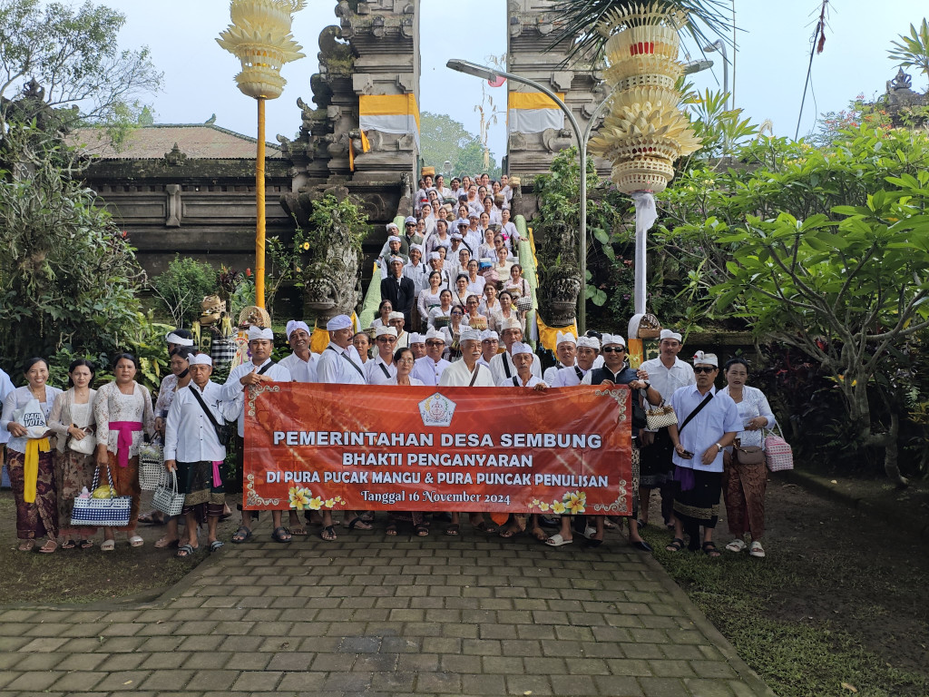Pelaksanaan Kegiatan Bhakti Penganyaran ke Pura Puncak Mangu Oleh Perangkat dan Lembaga Lembaga Desa Sembung